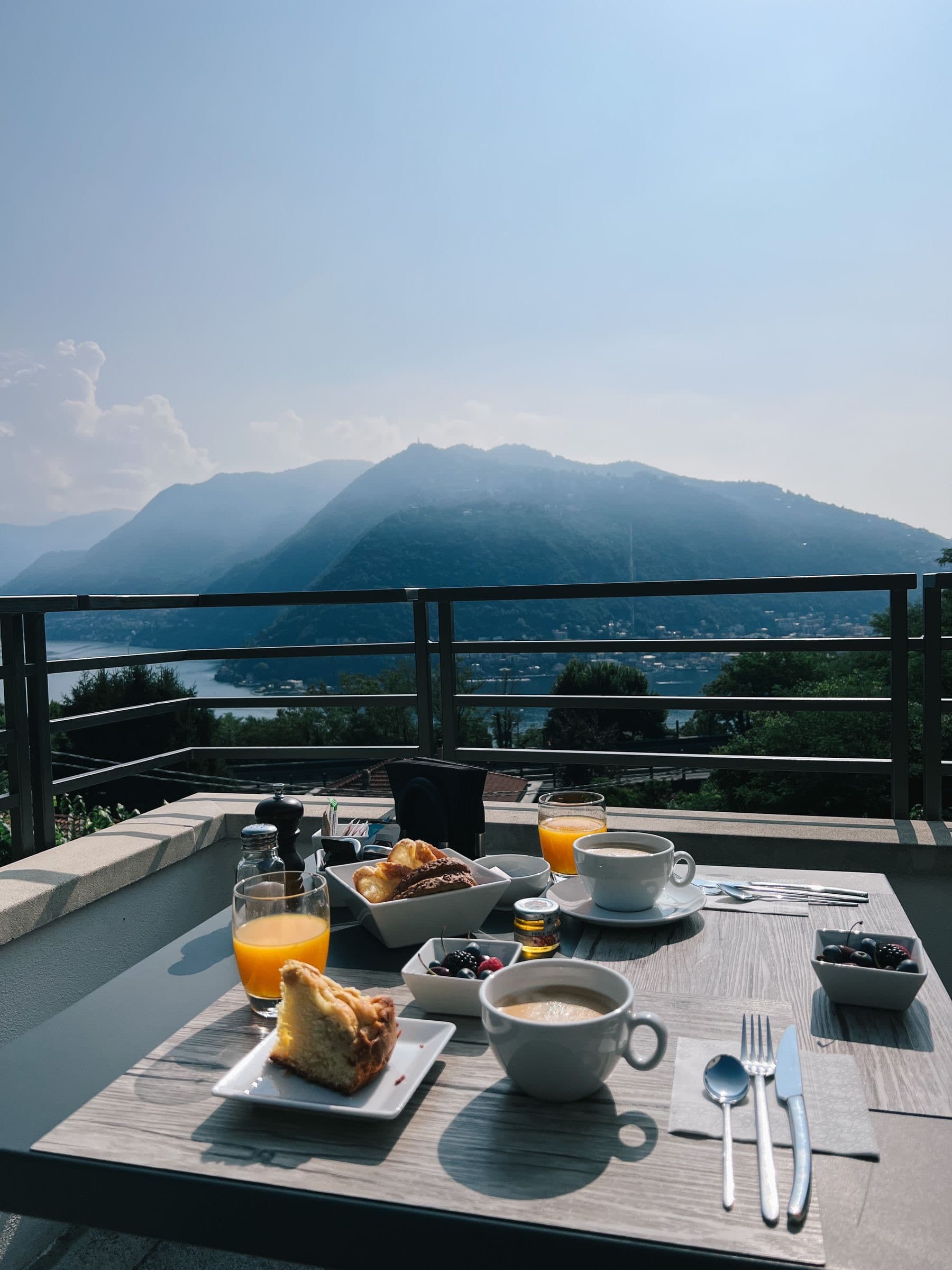 Mesa de café preparada diante de uma paisagem de montanhas